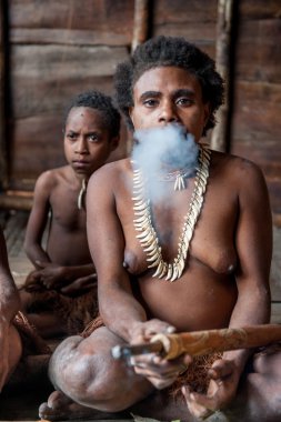 Koroway'li Bir Kadının Sigara Portresi  