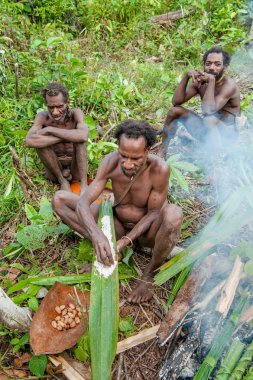 Korowai adam tedavi olmak için öneriyor pişmiş 
