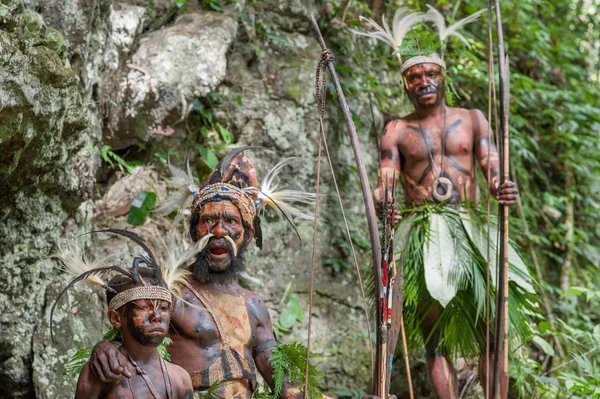 Der Krieger eines Papua-Stammes der Yafi — Stockfoto