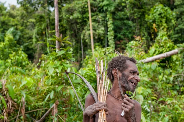 Портрет Korowai man — стокове фото