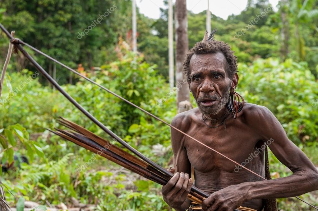 The Portrait Korowai man – Stock Editorial Photo © SURZet #106903020
