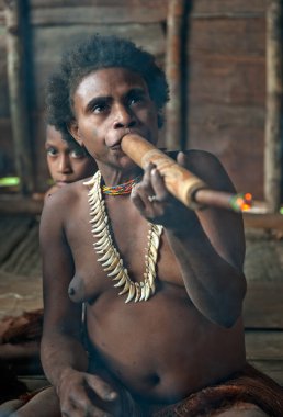 Yeni Gine 'nin Korowai kabilesi