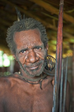 Yeni Gine 'nin Korowai kabilesi
