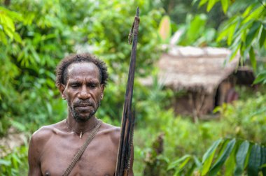 Papua adam yay ve ok ile
