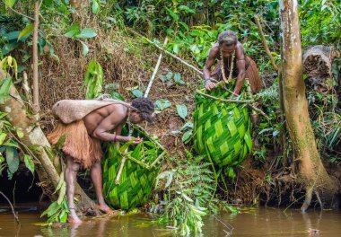 Korovai kabilesinin Papua kadın Balık tutma