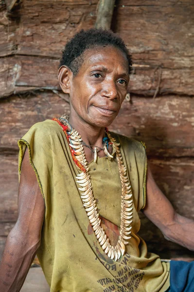 Korowai vrouw in het houten huis — Stockfoto