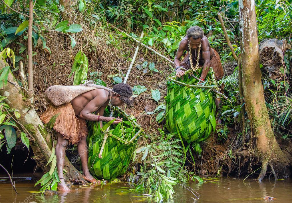 Жизнь на острове в джунглях. КОРОВАИ из Папуа-новой Гвинеи. Племя караваи новая Гвинея женщины. Новая Гвинея. Племя КОРОВАИ.