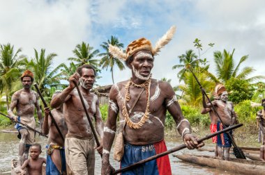 Papuan Asmat kabilesinin kafa avcıları
