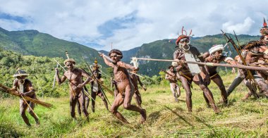 Papuans silahlı grubun saldırı