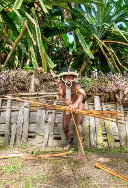 Yay ve oklar ile Dugum Dani kabilesinin savaşçı