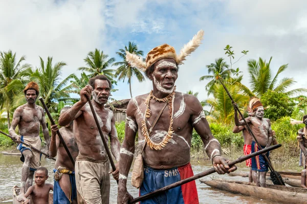 Cacciatori di teste di una tribù di Papua Asmat — Foto Stock