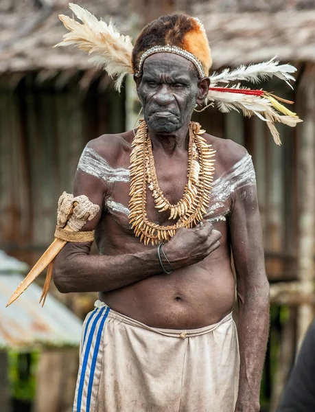 Ritratto di cacciatore di teste di una tribù di Papua Asmat — Foto Stock