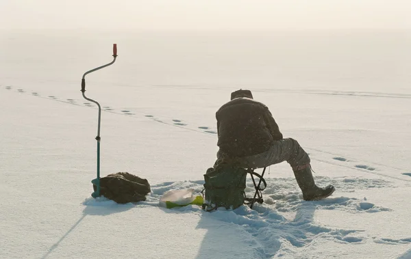 Homem de pesca no gelo no lago — Fotografia de Stock