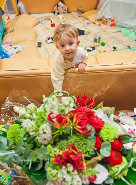 Bambina con fiori — Foto Stock