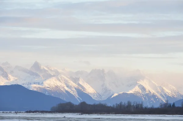 Montagnes enneigées en Alaska . — Photo