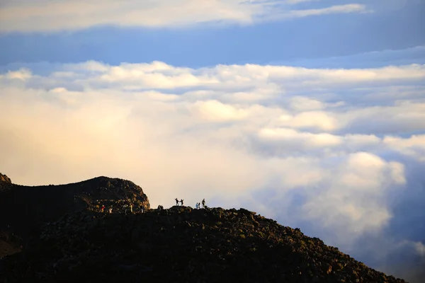 Persone Silhouette Piedi Sulla Cima Della Montagna Guardando Alba Tramonto — Foto Stock