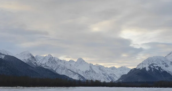 Snowcovered Mountains in  Alaska. — Stock Photo, Image