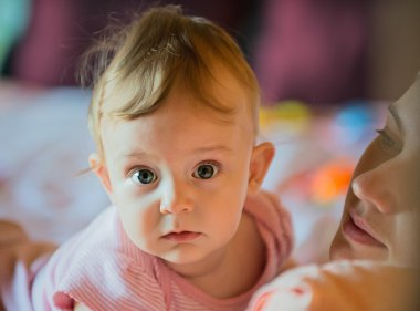 Anne bebek kızı ile 