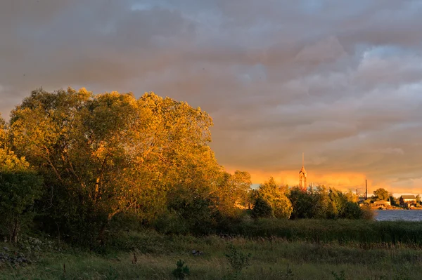 Thunderclouds Ile Volkhov Nehir Kıyısında Üzerinde Yükseliyor Volkhov Rusya — Stok fotoğraf