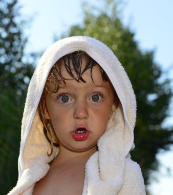 havlu ile kaplı küçük bir kız