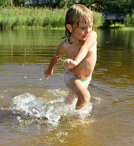 Маленькая девочка в воде в солнечный день — стоковое фото