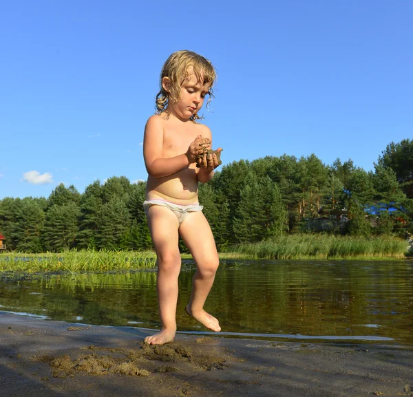 Маленькая девочка в воде в солнечный день — стоковое фото