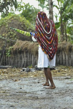 Dani kadın modern beyaz elbise ve geleneksel kap üzerinde bir kafa. Şemsiye ve su ile