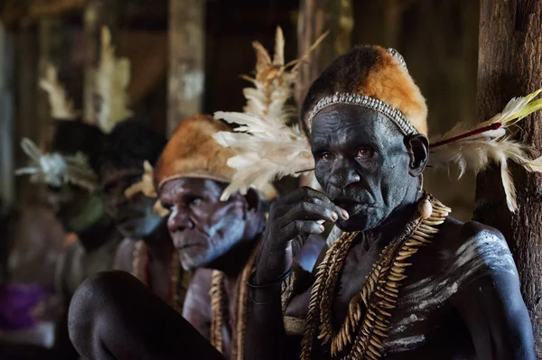 El Retrato el guerrero Asmat con la pintura tradicional y la coloración en la persona . — Foto de Stock