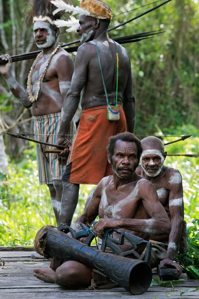 Tribù Asmat con tamburo . — Foto Stock