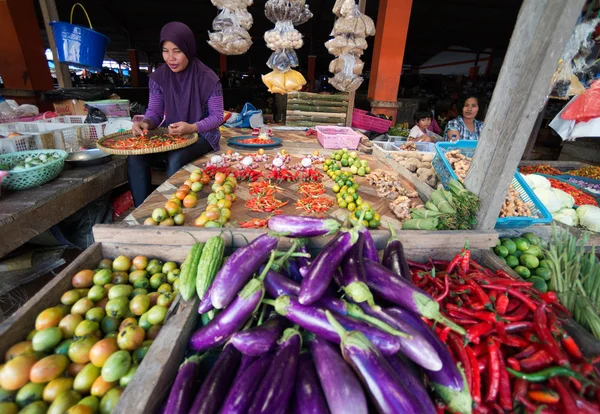 Mujer indonesia vendiendo verduras en el mercado en Timika . — Foto de Stock