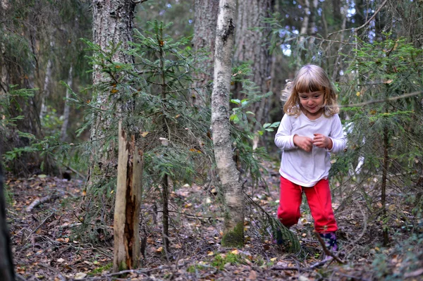 Courir petite fille dans la forêt — Photo