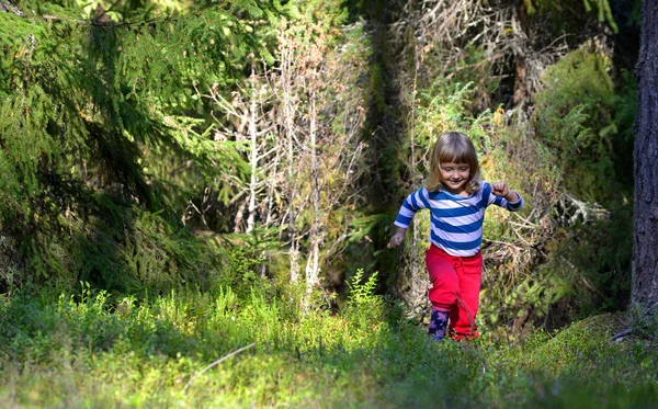 Running little girl in the forest — Stock Photo, Image
