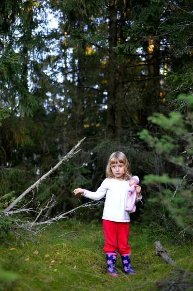 Chica en el bosque — Foto de Stock