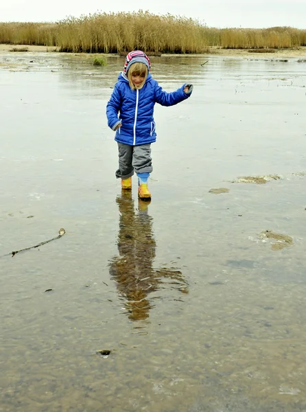 The little girl goes on the sandy coast — Stock Photo, Image