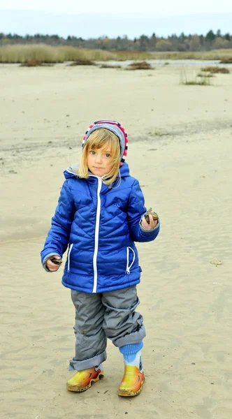 La bambina va sulla costa sabbiosa — Foto Stock