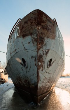 Kışın eski gemi