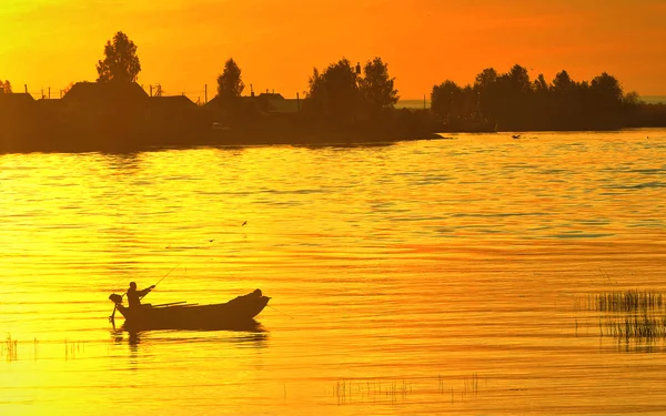 The boat with the fisherman — Stock Photo, Image