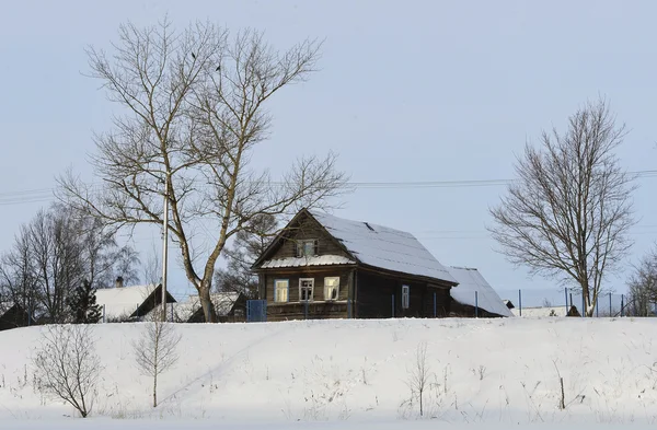 木の近くの高齢者の家 — ストック写真