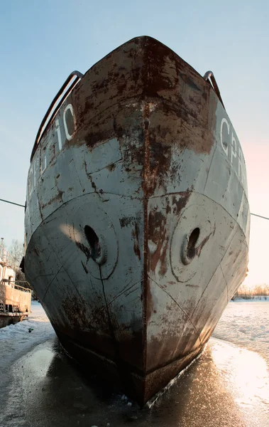 Viejo barco en el invierno — Foto de Stock