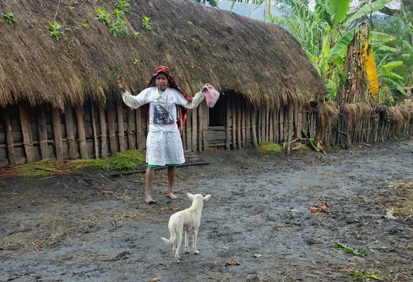 Mujer de Papúa en la ropa blanca moderna —  Fotos de Stock