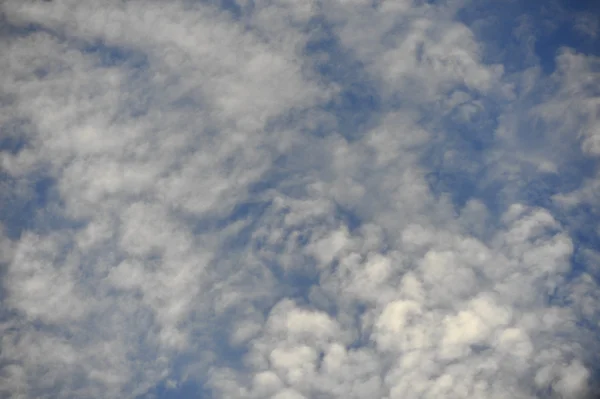 Λευκά σύννεφα στον γαλάζιο ουρανό — Φωτογραφία Αρχείου