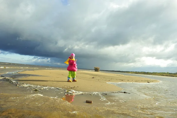 Bambina su una spiaggia autunnale . — Foto Stock