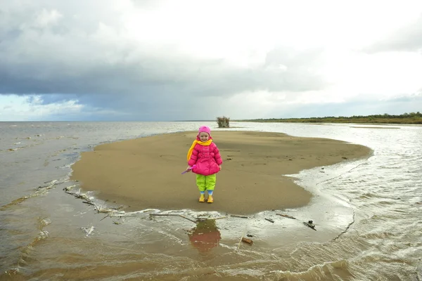 Bambina su una spiaggia autunnale . — Foto Stock