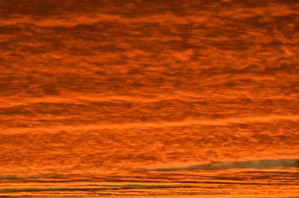 Zonsondergang op een meer. — Stockfoto