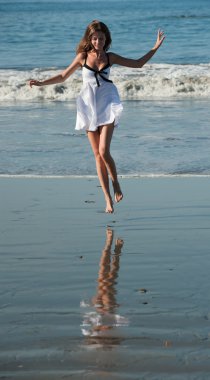 Genç güzel bir plajda atlamak.