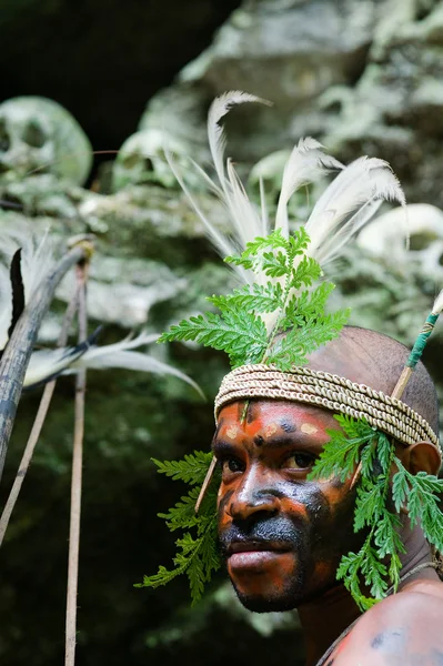 Der Krieger eines Papua-Stammes der Yafi — Stockfoto