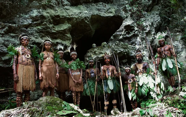 Headhunters. Yafi tribe. — Stock Photo, Image