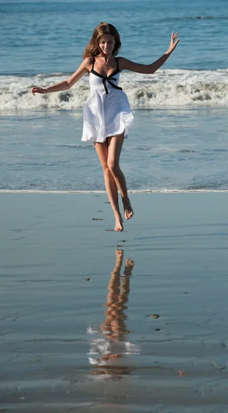 Joven salto hermoso en una playa . — Foto de Stock