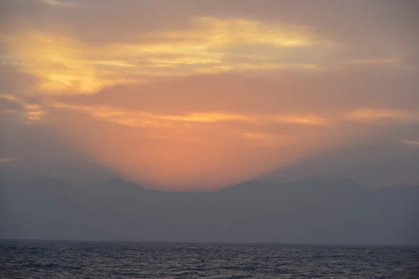 Puesta de sol en un lago. — Foto de Stock