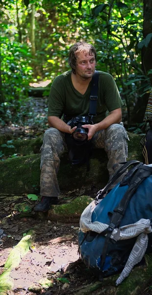 The photographer in the jungle on a halt — Stock Photo, Image